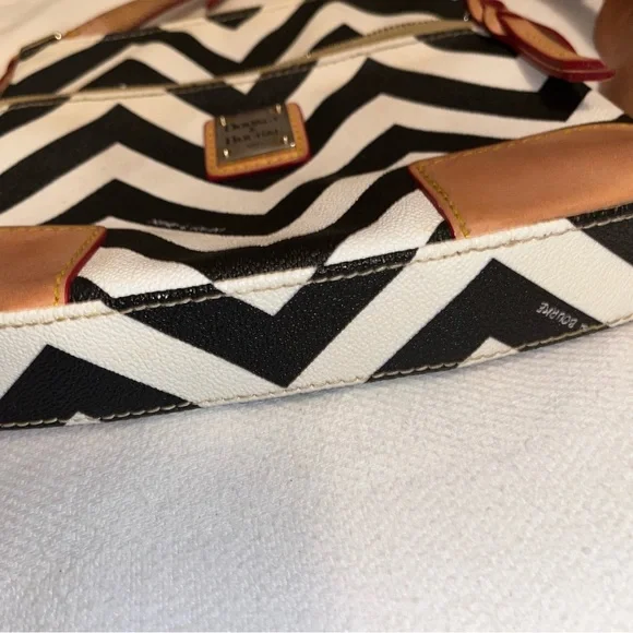 EUC, Dooney & Bourke, Black & White with Camel Chevron Pattern Leather Crossbody - Picture 6 of 14